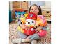 Dívka s plyšovými hračkami Paw Patrol, včetně Chase, Marshalla a Skye.
