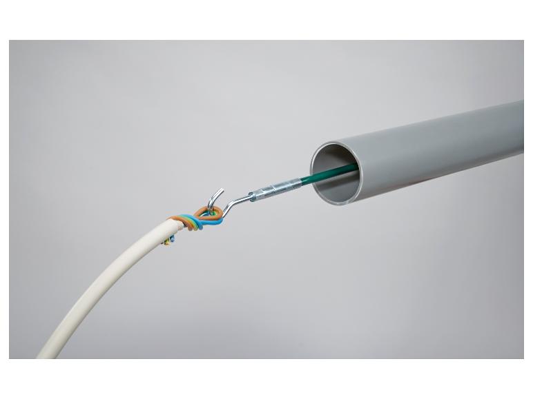 Kabel připojený k nástroji pro protahování drátů trubkou