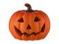 Oranžová dýně Jack-o'-lantern s vyřezaným obličejem a stonkem.