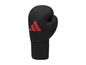 Černá boxovací rukavice s červeným logem Adidas.