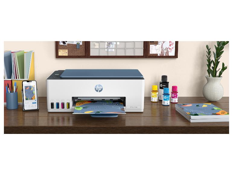 Tiskárna HP Smart Tank, inkoustové kazety a vytištěné dokumenty.