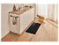 Černá kuchyňská rohožka s nápisem 'Kitchen' a siluetami příborů.