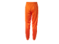 Oranžové tepláky s elastickým pasem.