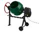 Elektrická míchačka betonu, zelená nádoba, černý motor, kola.