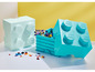 Dvě modré LEGO úložné boxy s LEGO kostkami.