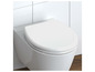 Bílé WC sedátko s moderním designem.