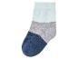 Modrá, šedá a světle modrá ponožka.
