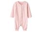 Růžový dětský overal s dlouhými rukávy a knoflíky vpředu.