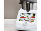 Bílý multifunkční kuchyňský robot Monsieur Cuisine Smart s dotykovou obrazovkou.
