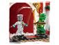 Dvě figurky Lego Ninjago, jedna bílá a jedna zelená, bojují se zbraněmi.