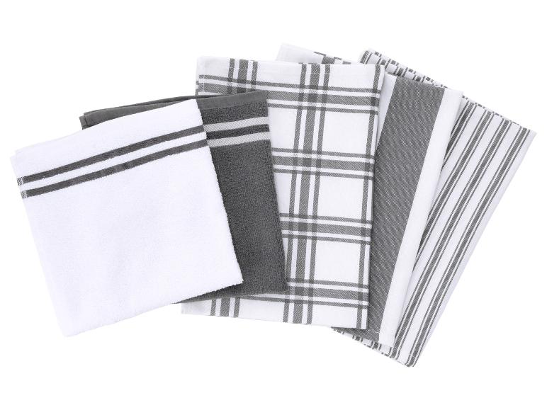 Sada šedých a bílých kuchyňských utěrek s pruhy a kostkovanými vzory.