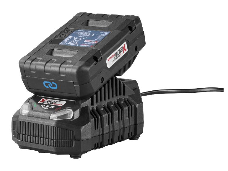 Černá baterie pro elektrické nářadí se nabíjí na černé nabíječce s napájecím kabelem.