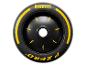 Černá pneumatika Pirelli P Zero se žlutými pruhy a logem, na bílém pozadí