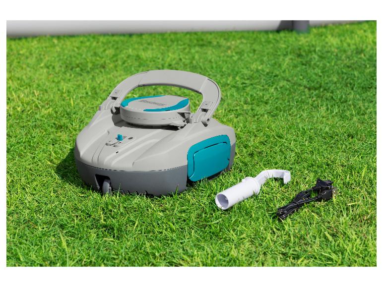 Bazénový robot Bestway s příslušenstvím na trávě.