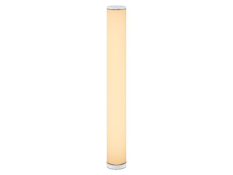 Válcová stojací lampa s teplým světlem na bílém pozadí