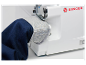 Overlock Singer šije šedou a tmavě modrou látku.