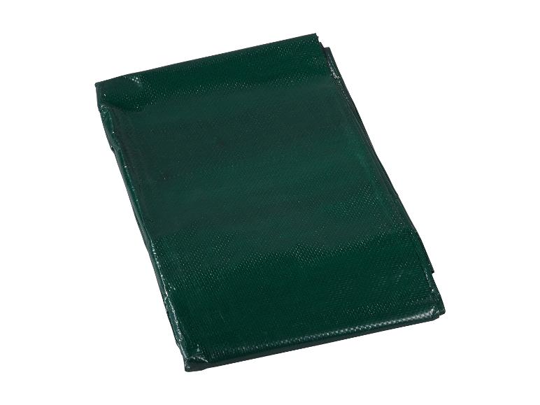 Složená tmavě zelená plachta s texturovaným povrchem