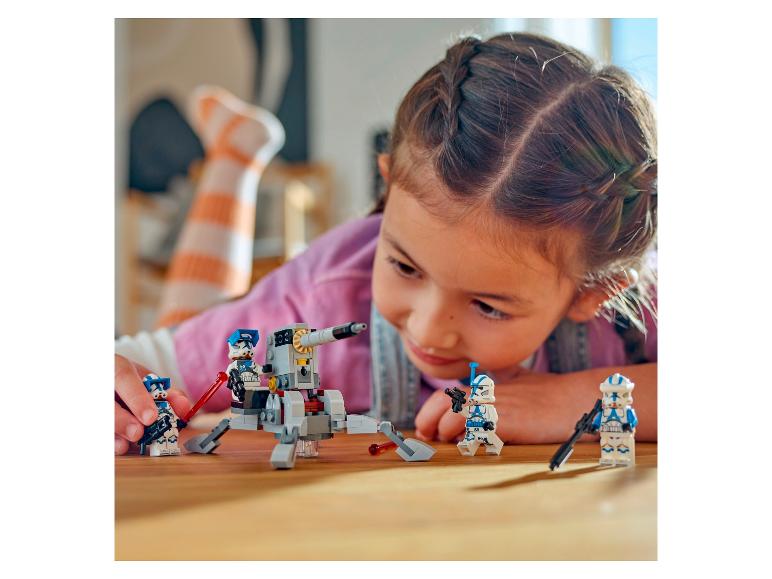 Holčička si hraje s LEGO Star Wars: dělo a klonoví vojáci.