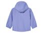 Světle modrá větrovka s kapucí.