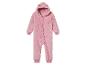 Růžový overal s kapucí pro dítě.
