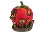 Domeček pro víly ve tvaru rajčete s červem, okny a dveřmi