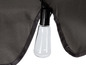 Detailní pohled na skleněnou lampu připevněnou k černé látce.