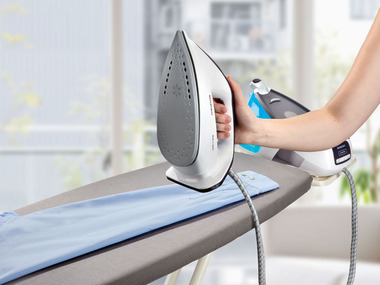 SILVERCREST® Napařovací žehlička s parní stanicí EASY TEMP SDBE 2400 A1