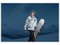 Muž v snowboardové bundě a s brýlemi drží snowboard před horami.