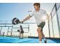 Muž a žena hrající padel venku, oblečeni ve sportovním oblečení.