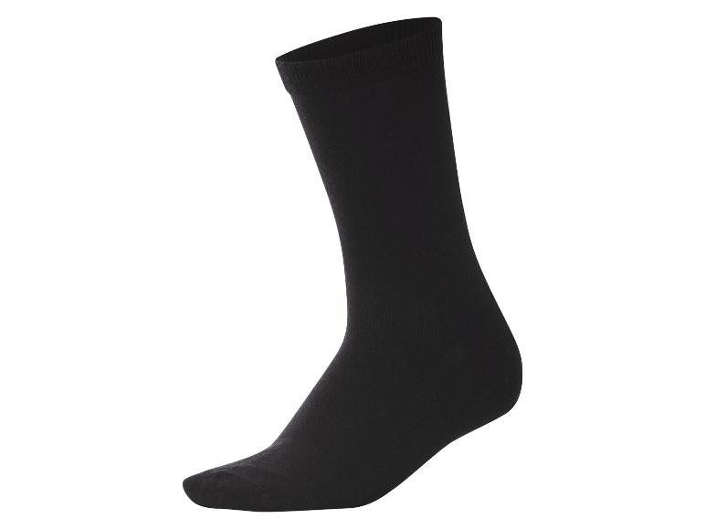 Černá ponožka na bílém pozadí