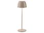 Vysoká, štíhlá stojací lampa s béžovým kónickým stínidlem a kruhovou základnou, osvětlená shora.