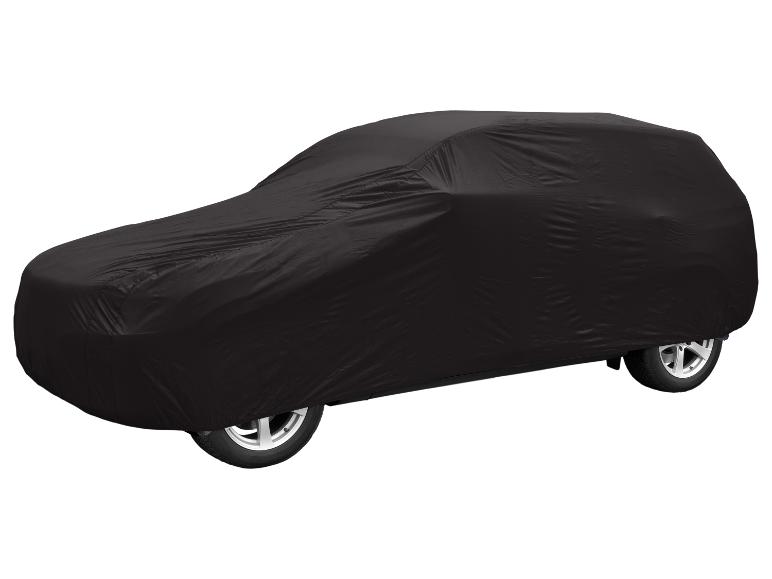 Černá plachta na auto přehozená přes vozidlo, s viditelnými koly.