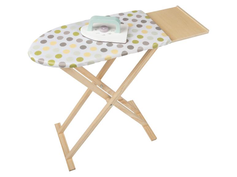 Dřevěné žehlicí prkno s hračkou žehličkou, s puntíkovaným vzorem.