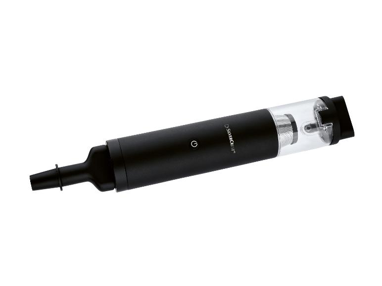 Elektrický provzdušňovač vína SilverCrest v černé barvě s průhlednou částí a tlačítkem napájení.