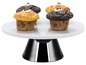 Čokoládové a vanilkové cupcakes na bílém mramorovém podstavci na dort s černou základnou.