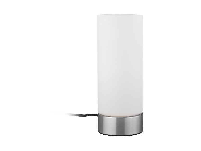 Stolní lampa s bílým skleněným stínítkem a kovovou základnou.
