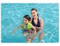 Matka a dítě v bazénu, dítě má na sobě záchrannou vestu SwimSafe.