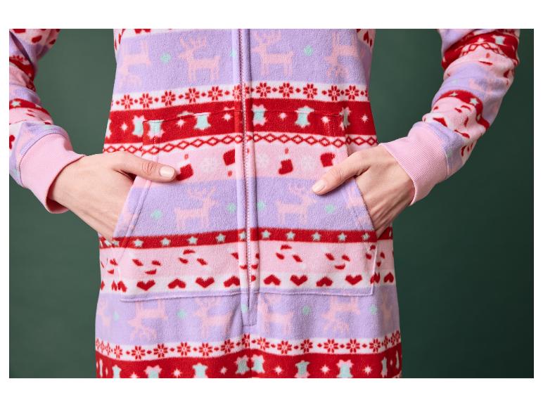 Růžová onesie s vánočním vzorem.