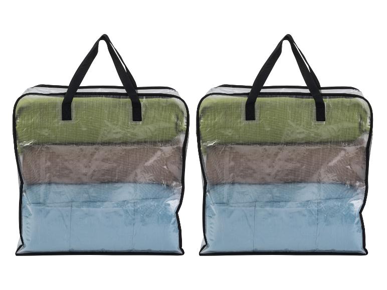 Dvě průhledné úložné tašky se složenými zelenými, hnědými a modrými přikrývkami.