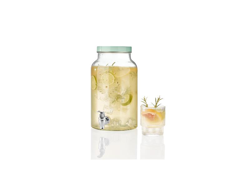 Džbán s kohoutem a sklenice, osvěžující limonáda.