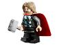 LEGO minifigurka Thora s Mjolnirem a červeným pláštěm.
