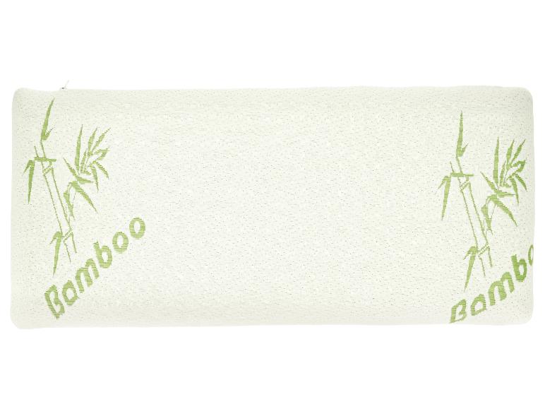 Bílý polštář se zelenými bambusovými vzory a nápisem „Bamboo“.