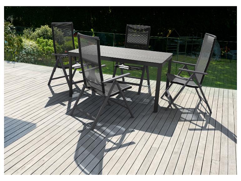 Šedá skládací zahradní židle a stůl; moderní design.