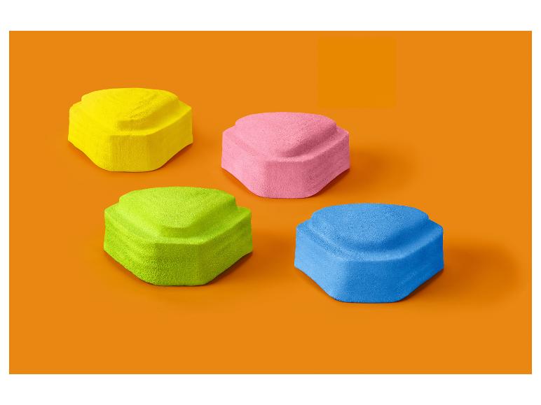 Čtyři barevné výstavní podstavce ve žluté, růžové, zelené a modré barvě na oranžovém pozadí.