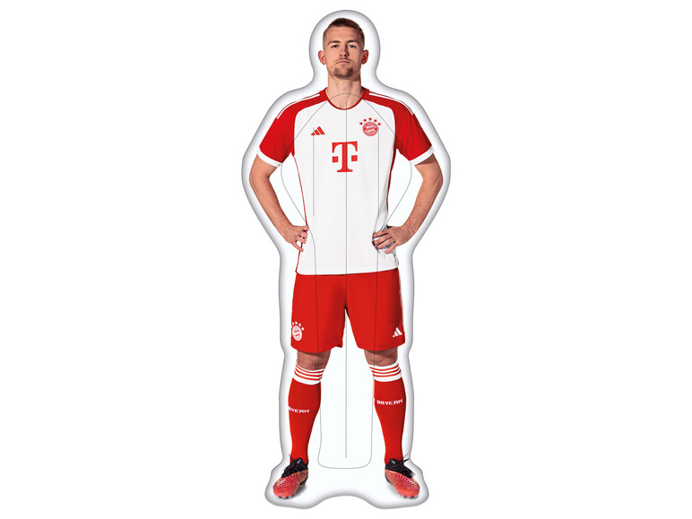 Muž v bílém a červeném tričku FC Bayern München a krátkých kalhotách s logem Adidas.