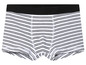 Bílé boxerky s černými pruhy.