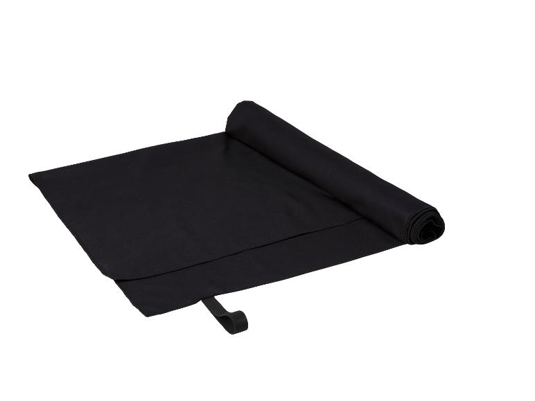Srolovaný černý sportovní ručník, ideální na jógu nebo do fitka.