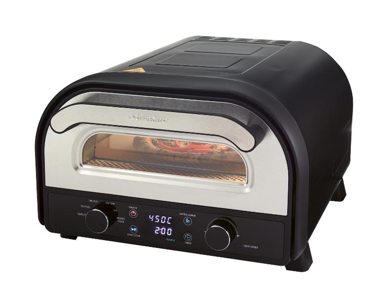 Černá pizza pec s digitálním displejem zobrazujícím 450C a 2:00, pečící pizzu uvnitř.