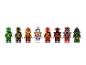 Osm minifigurek LEGO Ninjago, včetně zelených, černých, červených a bílých postav.