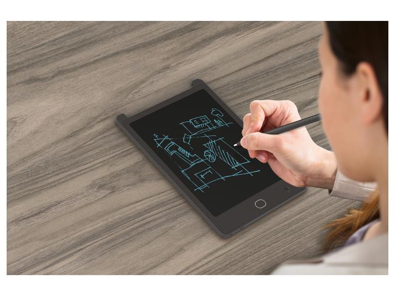 Žena kreslí stylem na e-ink tabletu.